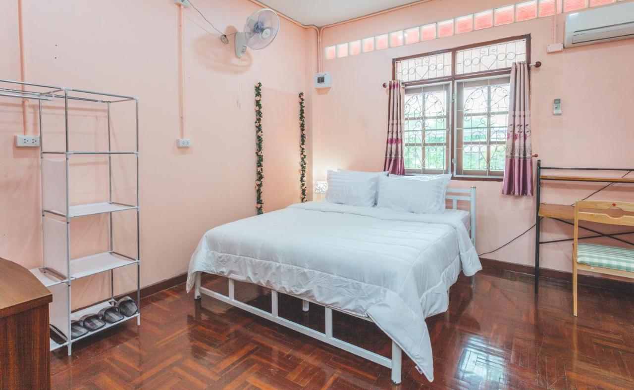 Gaiwandhanat Homestay Bangkok Exterior photo