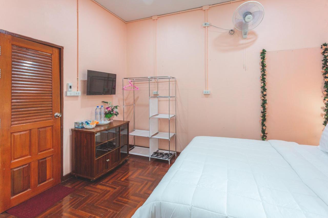 Gaiwandhanat Homestay Bangkok Exterior photo